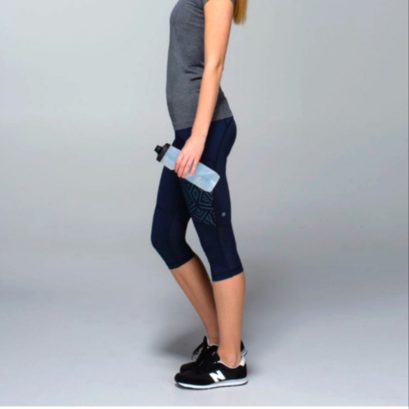 Lululemon Stash It Crop inkwell, Excellent Like new condition, Size 4 - Picture 2 of 8